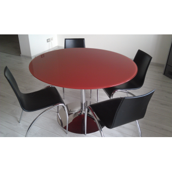 Tavolo per salotto piano in vetro rosso con sedie